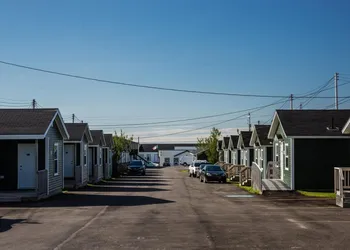 Shallow Bay Motel & Cabins hotel thumbnail 3