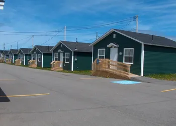 Shallow Bay Motel & Cabins hotel thumbnail 5