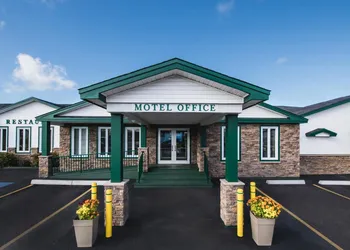 Shallow Bay Motel & Cabins hotel thumbnail 7