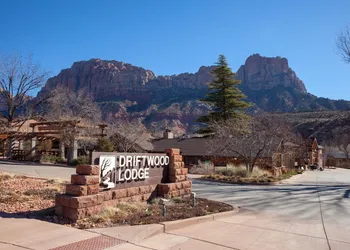 Driftwood Lodge hotel thumbnail 2