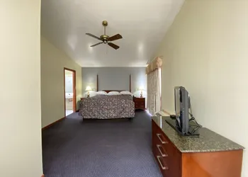 Campus Inn Motel hotel thumbnail 7