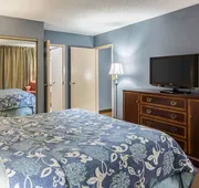 The Plaza Inn & Suites hotel detail image 7