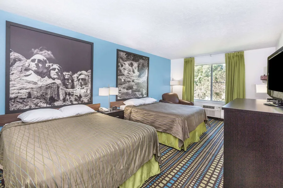 Super 8 by Wyndham North Sioux City hotel detail image 6