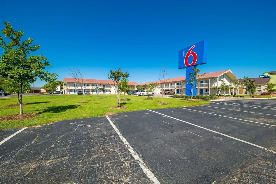 Motel 6 Dallas, TX - Farmers Branch hotel detail image 2