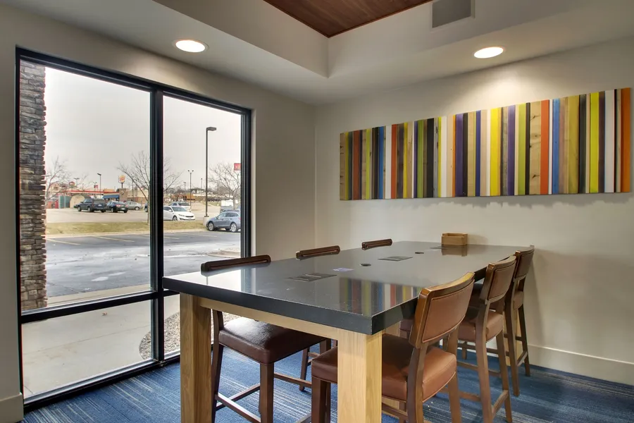 Holiday Inn Express & Suites - Interstate 380 at 33rd Avenue by IHG hotel detail image 2