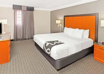 La Quinta Inn & Suites by Wyndham Wichita Falls Airport Area hotel thumbnail 7