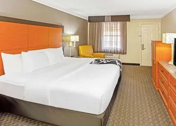 La Quinta Inn & Suites by Wyndham Wichita Falls Airport Area hotel thumbnail 8