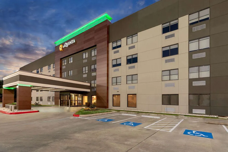 La Quinta Inn & Suites by Wyndham Houston NW Brookhollow hotel detail image 2