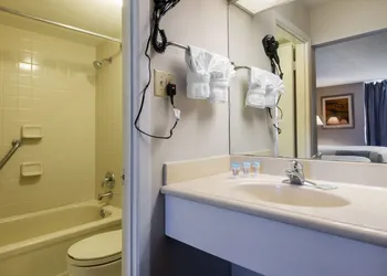 Econo Lodge Orlando Airport hotel thumbnail 8