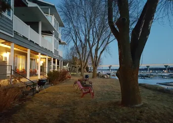 Snug Harbor Inn hotel thumbnail 4