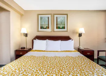 Days Inn By Wyndham College Park hotel thumbnail 4