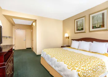 Days Inn By Wyndham College Park hotel thumbnail 5