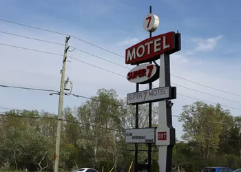 Super 7 Motel hotel thumbnail 3