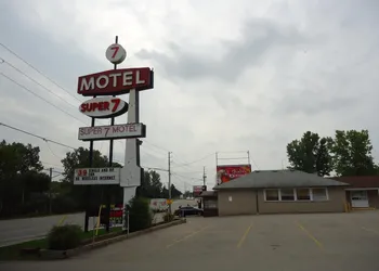 Super 7 Motel hotel thumbnail 4