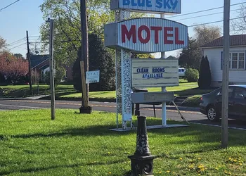 Blue Sky Motel hotel thumbnail 2