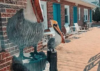 Pelican Point Motel hotel thumbnail 2
