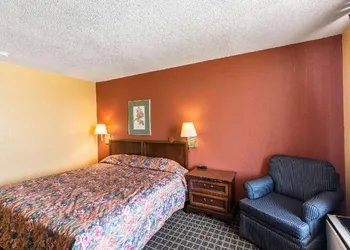 Econo Lodge Inn & Suites Orangeburg hotel thumbnail 3