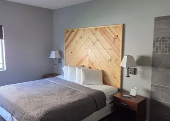 Commodore Perry Inn and Suites hotel thumbnail 8