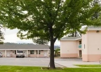 Shasta Pines Motel & Suites hotel thumbnail 2