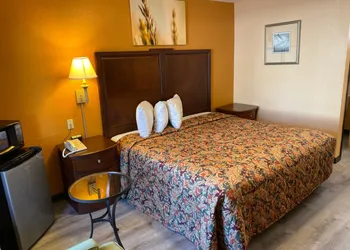 Deluxe Inn hotel thumbnail 2