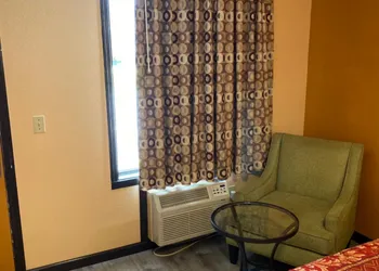 Deluxe Inn hotel thumbnail 3