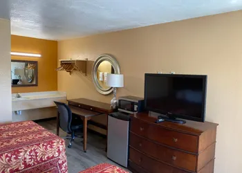 Deluxe Inn hotel thumbnail 4