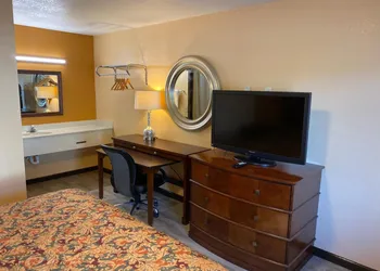 Deluxe Inn hotel thumbnail 5