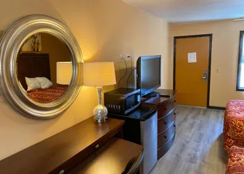 Deluxe Inn hotel thumbnail 6