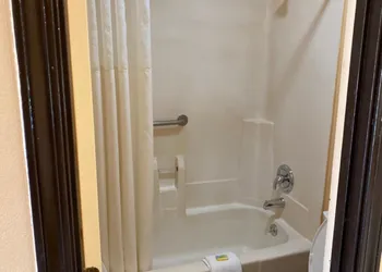Deluxe Inn hotel thumbnail 8