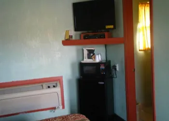 Budget Inn hotel thumbnail 2