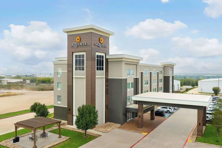 La Quinta Inn & Suites by Wyndham Denton - University Drive hotel detail image 2