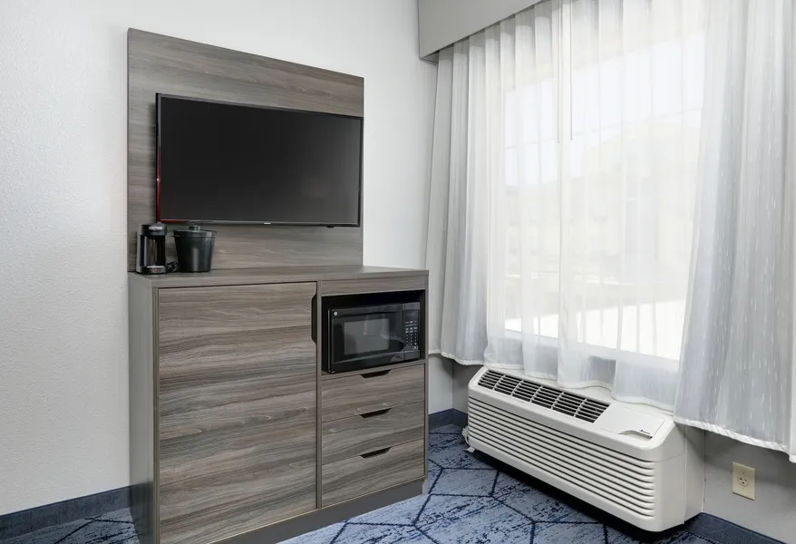 La Quinta Inn & Suites by Wyndham Denton - University Drive hotel detail image 6