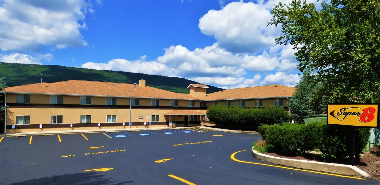 Super 8 by Wyndham Burnham/Lewistown hotel detail image 2