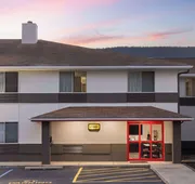 Super 8 by Wyndham Burnham/Lewistown hotel detail image 3