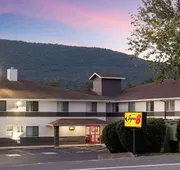 Super 8 by Wyndham Burnham/Lewistown hotel detail image 4