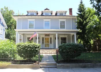 Looking Glass Inn hotel thumbnail 2
