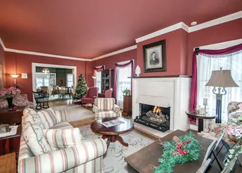 Looking Glass Inn hotel thumbnail 3