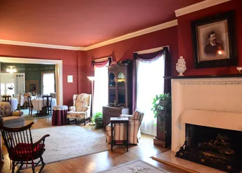 Looking Glass Inn hotel thumbnail 5