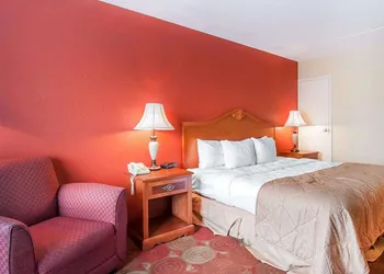 Clarion Inn & Suites University Center hotel thumbnail 3