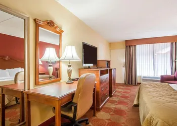 Clarion Inn & Suites University Center hotel thumbnail 5