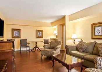 Clarion Inn & Suites University Center hotel thumbnail 8