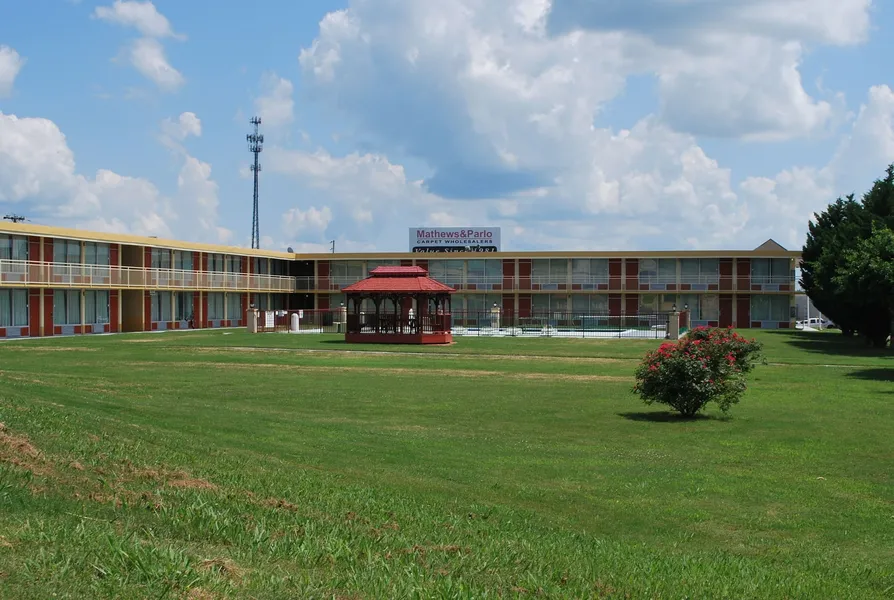 Econo Lodge Calhoun South hotel detail image 2