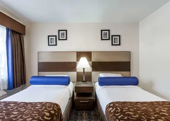 Howard Johnson by Wyndham Berkeley hotel thumbnail 4