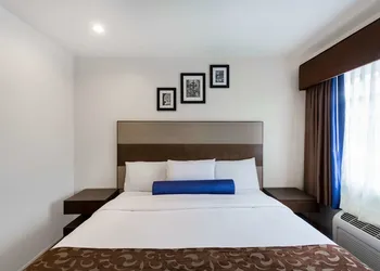 Howard Johnson by Wyndham Berkeley hotel thumbnail 6