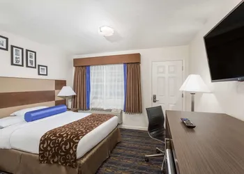 Howard Johnson by Wyndham Berkeley hotel thumbnail 7