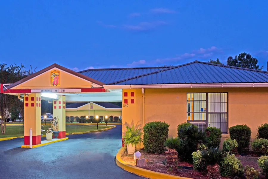 Super 8 by Wyndham Chipley hotel detail image 2