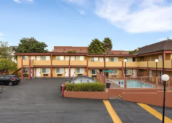 Hollywood Inn Express South hotel thumbnail 3