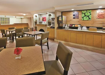 La Quinta Inn & Suites by Wyndham Savannah Midtown hotel thumbnail 8