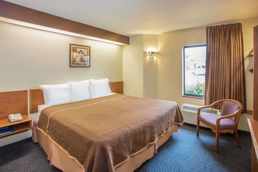 Travelodge by Wyndham Fort Myers Airport hotel detail image 6