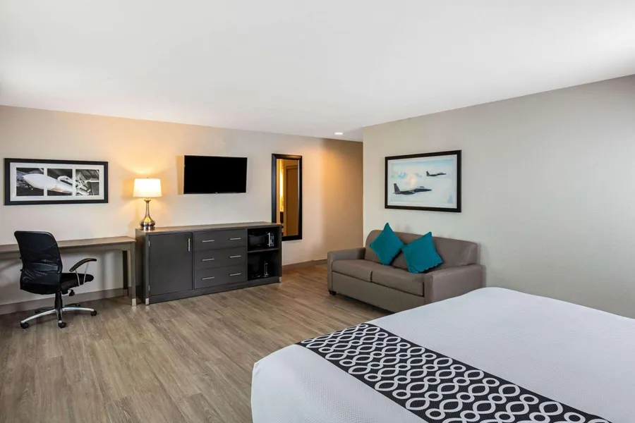 La Quinta Inn & Suites by Wyndham Las Vegas Nellis hotel detail image 2